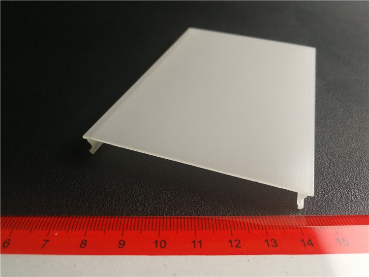 Linear diffuser installed in a linear luminaire